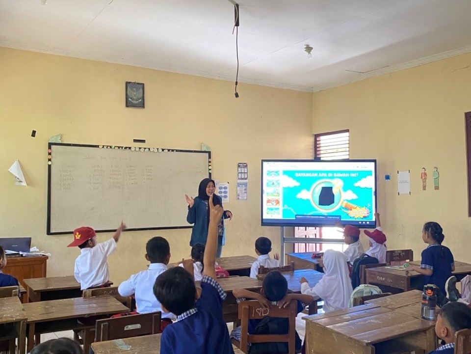 Mengenalkan proses distribusi susu kotak sejak dini, mahasiswa KKN Undip mengajak para siswa di SDN 01 Bengle untuk mengetahui secara langsung bagaimana susu tersebut sampai ke tangannya.