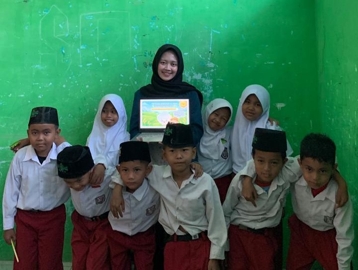 Belajar Sambil Bermain: Mahasiswa KKN Undip Ajak Siswa MI Miftahul Ulum Kenali Perjalanan Sebutir Padi hingga Menjadi Nasi