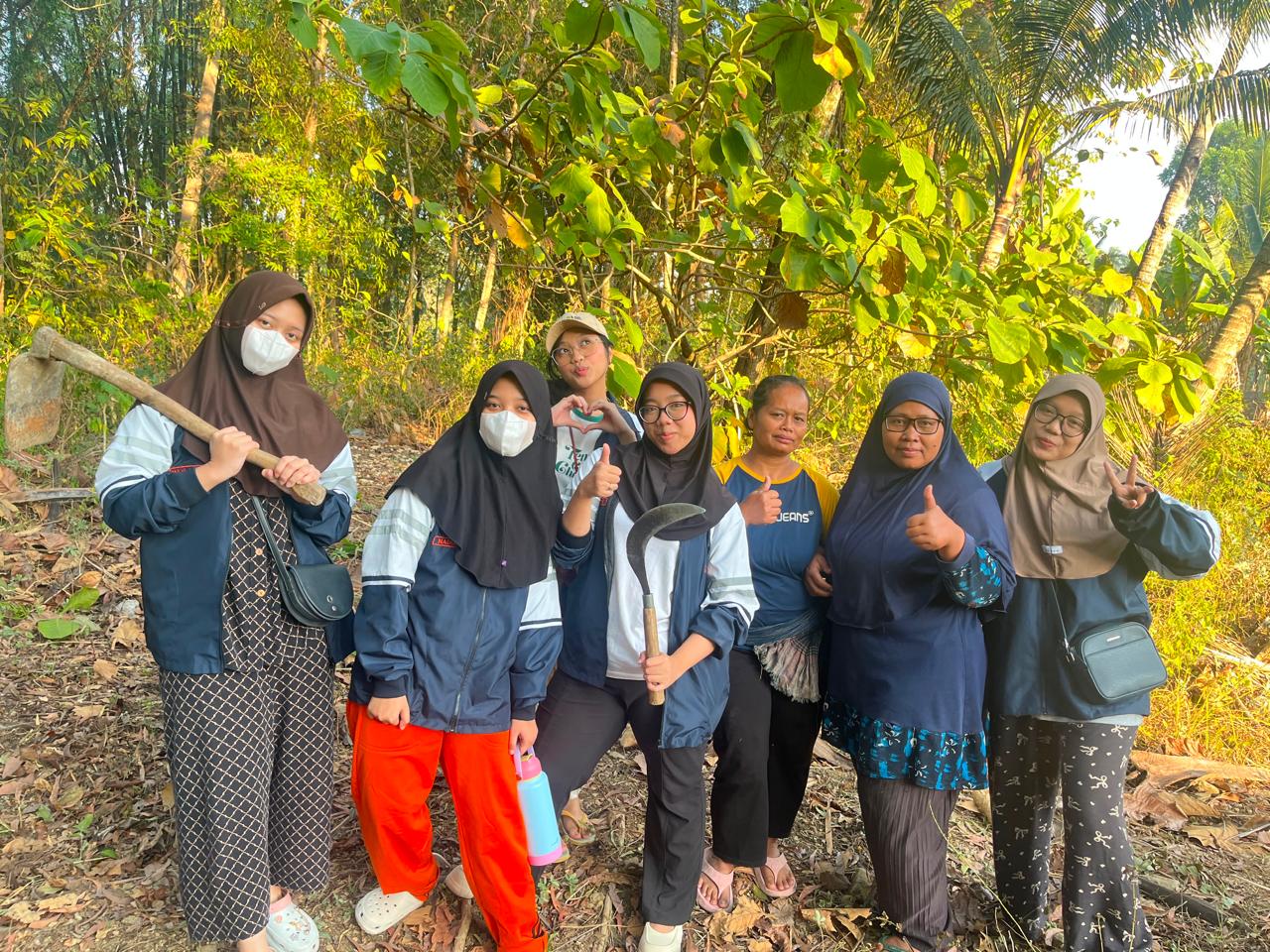 Tim II KKN-R UNDIP 2026 Bersama Warga Bergotong Royong Bangun Jalan Usaha Tani