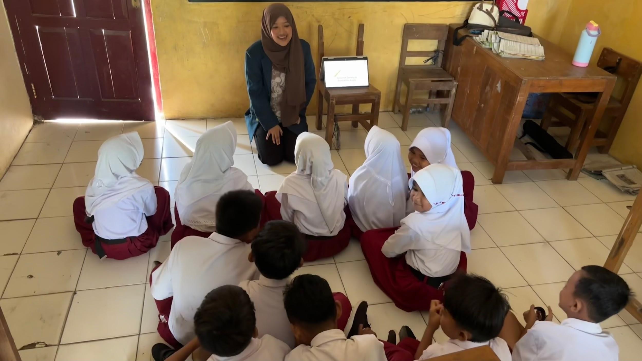 (Nadiah Purwanto menyampaikan edukasi “4 Kata Ajaib” kepada siswa kelas 3 SDN 1 Bengle)