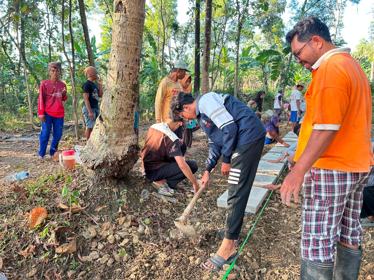 (Pelaksanaan kegiatan kerja bakti di Dukuh Sambiroto)