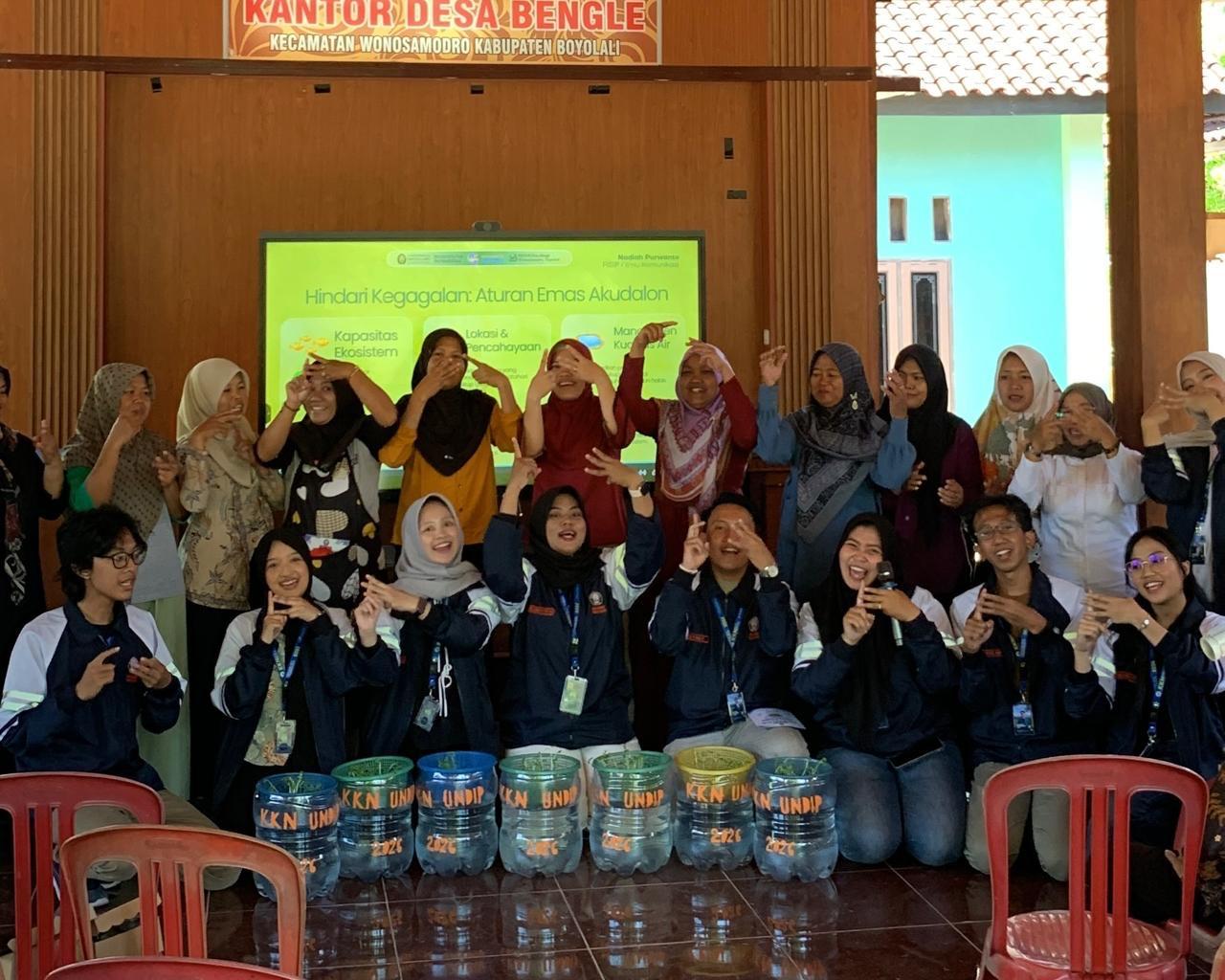 Ubah Galon Jadi Sumber Pangan, Mahasiswa KKN-R Undip Tim II 2025/2026 Kenalkan AKUDALON di Desa Bengle